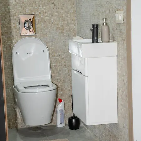 Stylish Canal-side 2br-1lr Apt, At Center Of 根特