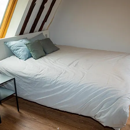 Stylish Canal-side 2br-1lr Apt, At Center Of Apartment