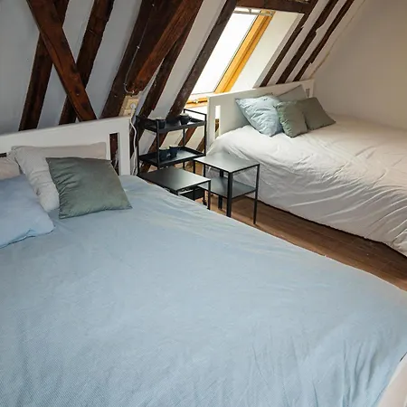 Stylish Canal-side 2br-1lr Apt, At Center Of Daire *