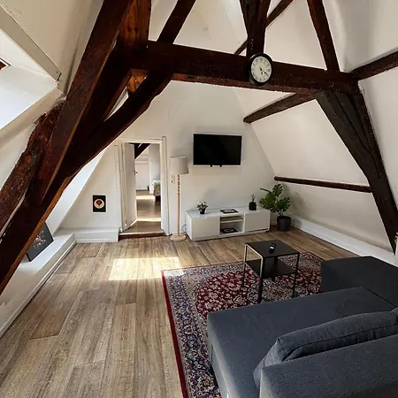 Stylish Canal-side 2br-1lr Apt, At Center Of Daire